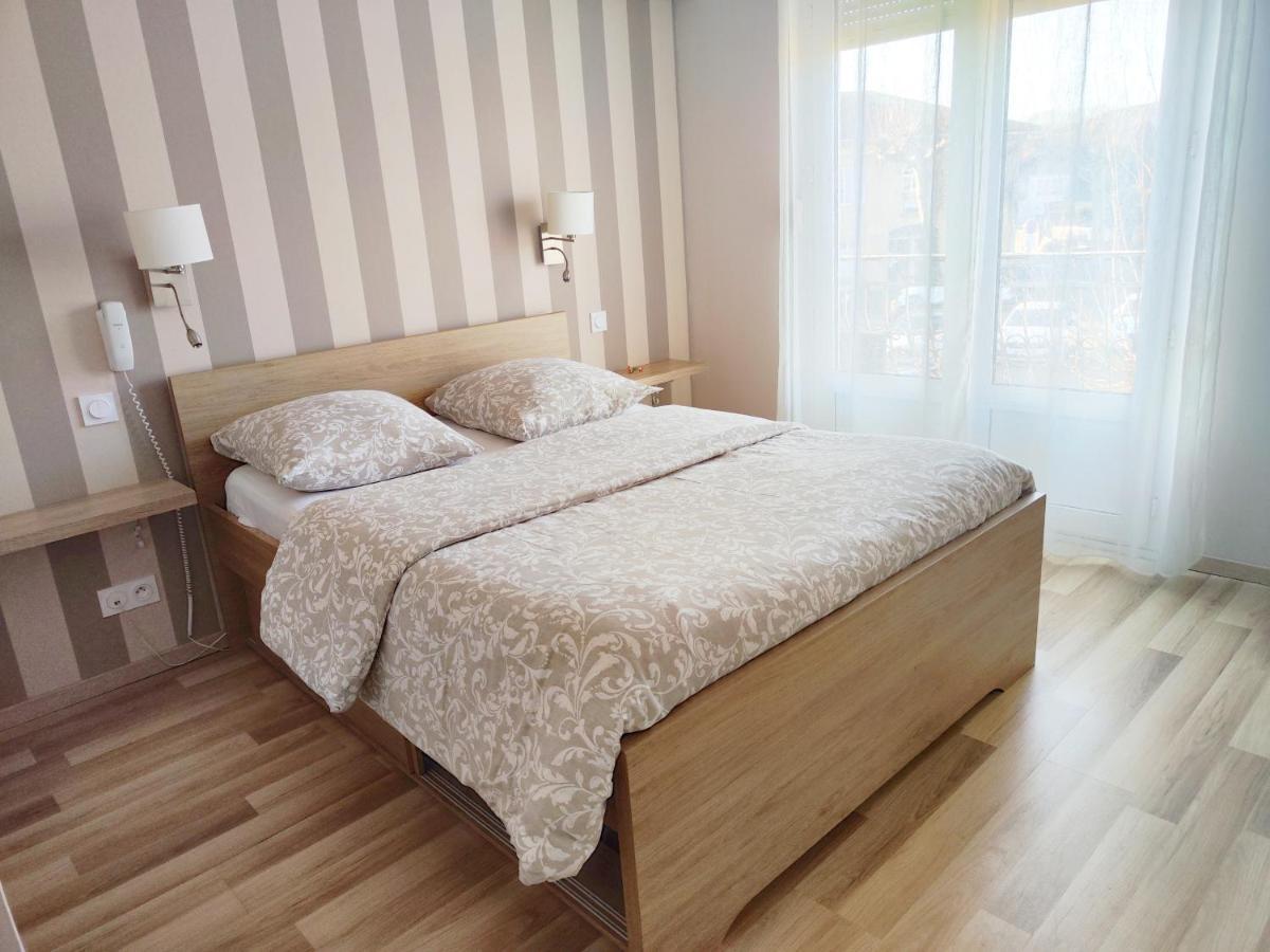 Hotel-Restaurant Le Commerce Nogaro Εξωτερικό φωτογραφία